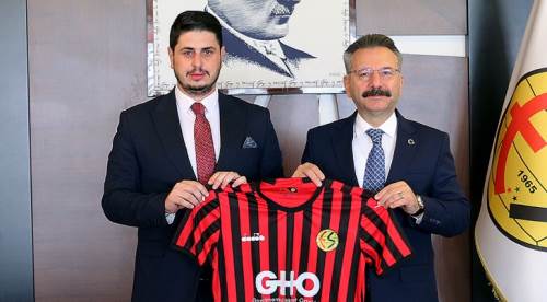Vali Aksoy'dan Eskişehirspor'a destek: İlk kombine biletini aldı