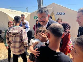 Vali Ali Çelik, Deprem Bölgesinde Gönülleri Fethetti
