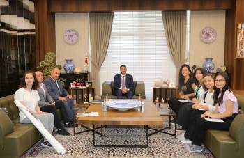 Vali Ali Çelik, Türkiye Birincisi Öğrencileri Tebrik Etti
