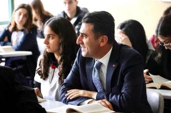 Vali Aygöl, Öğrencilerin Sıra Arkadaşı Oldu
