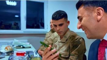 Vali Aygöl Askerlerin Aileleri İle Telefonda Görüştü
