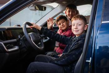 Vali Aygöl Miniklerin Togg İsteğini Yerine Getirdi
