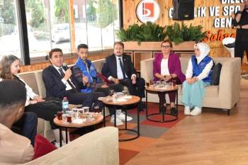 Vali Aygöl Öğrencilerle Bir Araya Geldi
