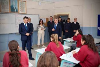 Vali Aygöl Öğrencilerle Kitap Okuyup, Ebru Yaptı
