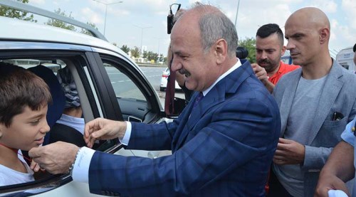 Vali Çakacak, aracı durdurup böyle uyardı