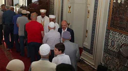 Vali Çakacak, bayram namazını Çarşı Camii’nde kıldı