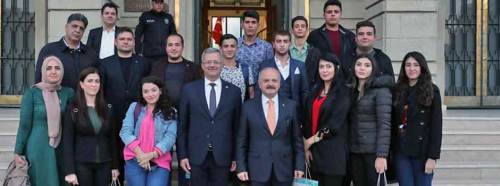 Vali Çakacak, Mersin'den gelen öğrencileri kabul etti