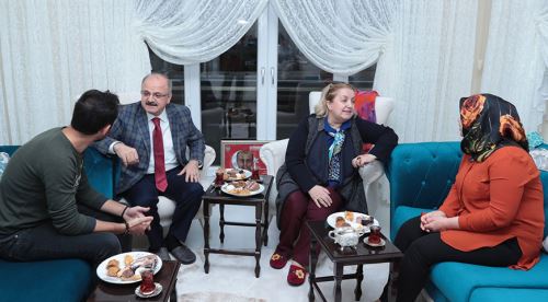 Vali Çakacak şehit ailesini ziyaret etti