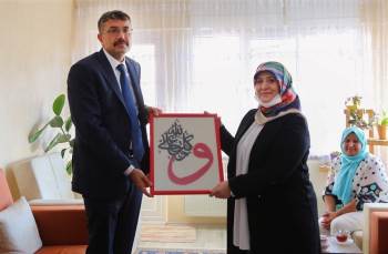 Vali Çelik, Ms Hastası Kadını Evinde Ziyaret Etti
