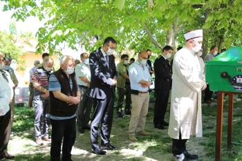 Vali Çelik, Münevver Özkalay’In Cenaze Namazına Katıldı
