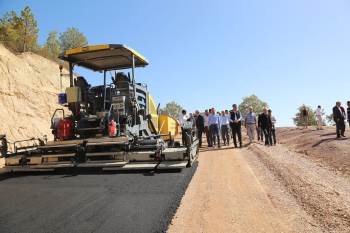 Vali Çelik, Simav’Da Köy Yolunda Devam Eden Sıcak Asfalt Çalışmalarını İnceledi
