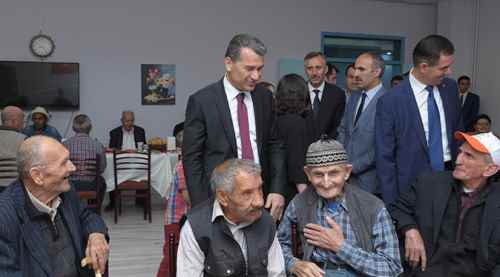 Vali Çelik huzurevinde iftar yaptı