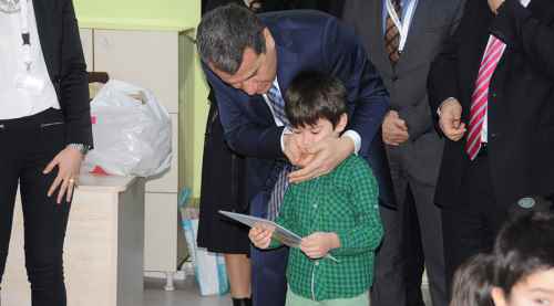 Vali Çelik öğrencilere karne dağıttı