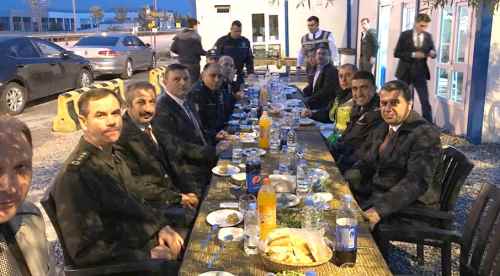 Vali Çelik polislerle birlikte iftar yaptı