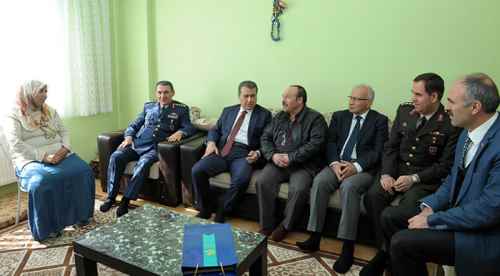 Vali Çelik şehit ailesini ziyaret etti