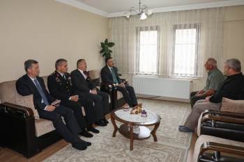 Vali Çelik’Ten Ayı Saldırısında Ölen Yaşlı Kadının Ailesine Taziye Ziyareti
