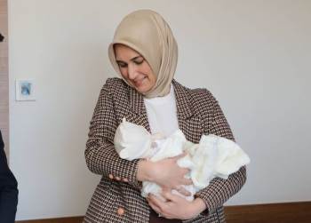 Vali Doğum Yapan Depremzede Anneleri Tebrik Etti
