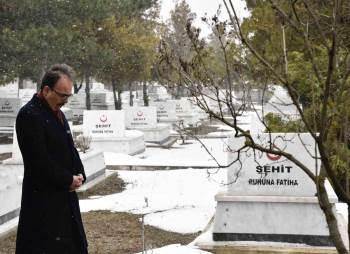 Vali Dr. Kemal Kızılkaya Şehitlik Ziyaretinde Duygu Dolu Anlar Yaşadı
