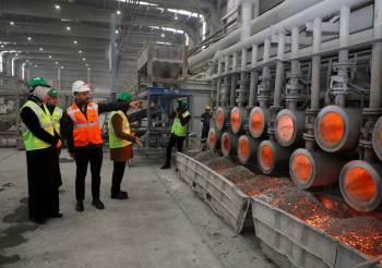 Vali Dünyanın Sayılı Tesislerinden Olan Magnezyum Tesisini İnceledi
