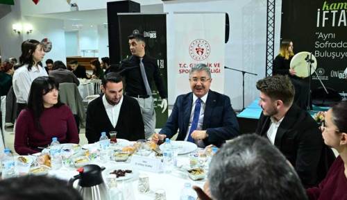 Vali Erdinç Yılmaz öğrencilerle kampüs iftarında buluştu