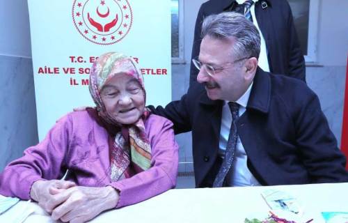 Vali Hüseyin Aksoy huzurevi sakinleri ile bir araya geldi