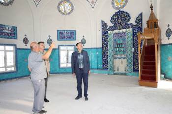 Vali Işın, 5 Yıldır İbadete Kapalı Olan Çinili Camiinde İncelemelerde Bulundu
