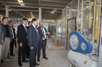 Vali Işın, Kütahya Osb’De 80 Kişinin İstihdam Edildiği Fabrikada İncelemelerde Bulundu
