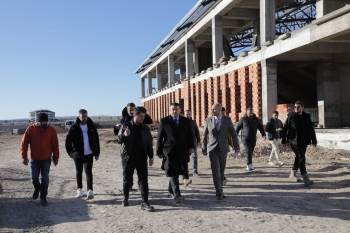 Vali Işın Akkent Mahallesi’Ndeki Spor Yatırımlarını İnceledi
