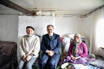 Vali Kızılkaya, 60 Yıldır Aynı Yastığa Baş Koyan Çiftin Talebini Kırmadı
