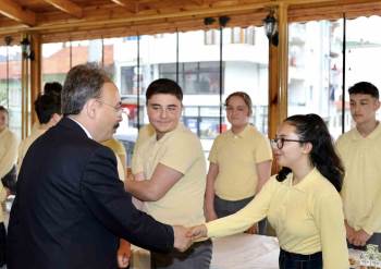 Vali Kızılkaya, Dereceye Giren Öğrenciler İle Buluştu
