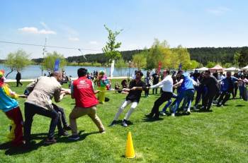 Vali Kızılkaya, Gençlerle Oyun Oynadı, Halat Çekme Yarışına Katıldı
