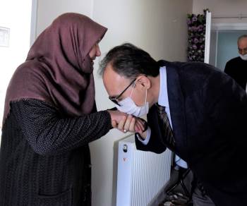 Vali Kızılkaya, Şehit Kemal Ay’In Annesini Ziyaret Etti, Elini Öptü
