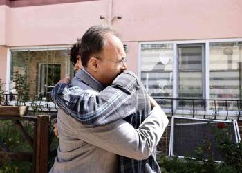 Vali Kızılkaya, Vefat Eden Sinan Öğretmenin Ailesini Ziyaret Etti
