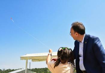 Vali Kızılkaya Çocuklarla Uçurtma Uçurdu
