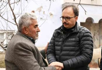 Vali Kızılkaya Depremde Ailesini Kaybeden Afetzede İle Bir Araya Geldi
