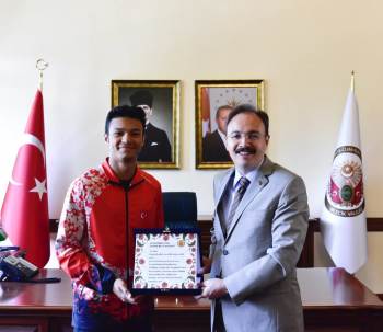 Vali Kızılkaya Dünya Üçüncüsünü Makamında Ağırladı
