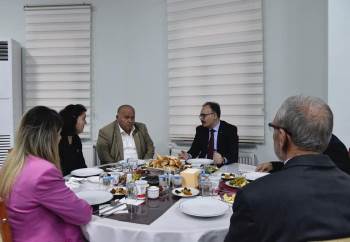 Vali Kızılkaya Muhtarlar İle İftarda Buluştu
