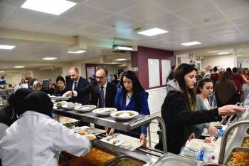 Vali Kızılkaya Öğrencilerle Birlikte İftar Yaptı
