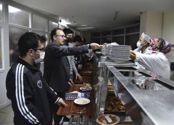 Vali Kızılkaya Öğrencilerle Birlikte Sıraya Girip Yemek Yedi
