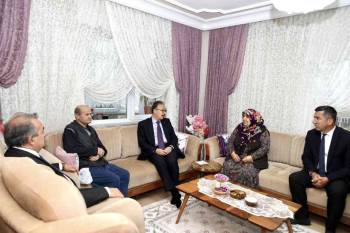 Vali Kızılkaya Şehit Ailesini Ziyaret Etti
