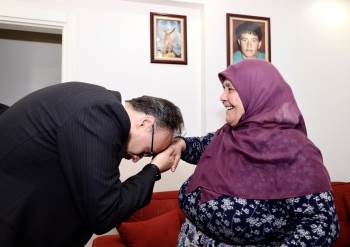 Vali Kızılkaya Şehit Annesini Ziyaret Etti
