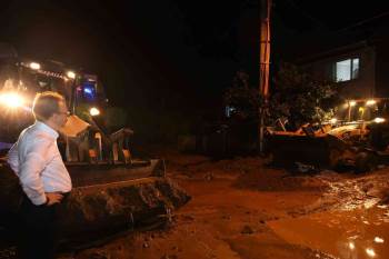 Vali Kızılkaya Yağıştan Ev Ve İş Yerlerini Su Basan Vatandaşları Yalnız Bırakmadı
