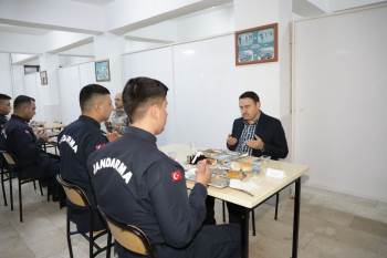 Vali Musa Işın, Erbaş Ve Erlerle İftar Yaptı
