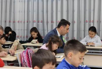 Vali Öğrencilerle Sırada Oturup Kitap Okudu
