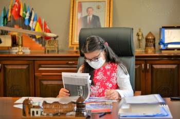 Vali Şentük, Koltuğu Kız Çocuklarına Devretti
