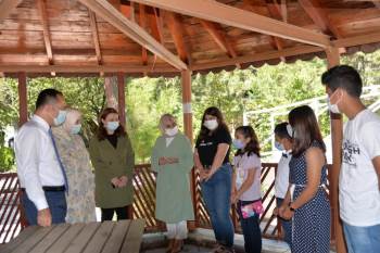 Vali Şentürk, Çocuklara Bayram Harçlığı Dağıttı
