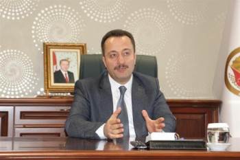 Vali Şentürk, Kızılay’A Kurban Bağışında Bulundu
