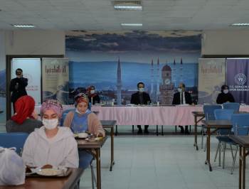 Vali Şentürk, Öğrencilerle İftar Yaptı
