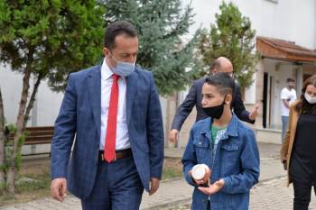 Vali Şentürk Çocuklara Dondurma İkram Etti
