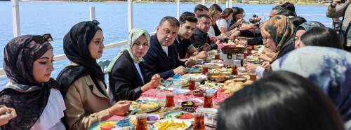 Vali Sözer bayramda öğrencilerle bir araya geldi